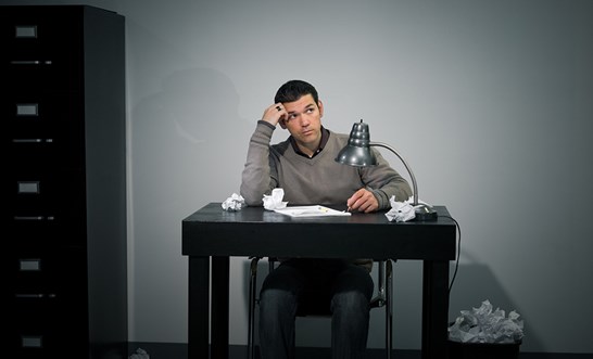 How do I choose topics and titles for my blog?